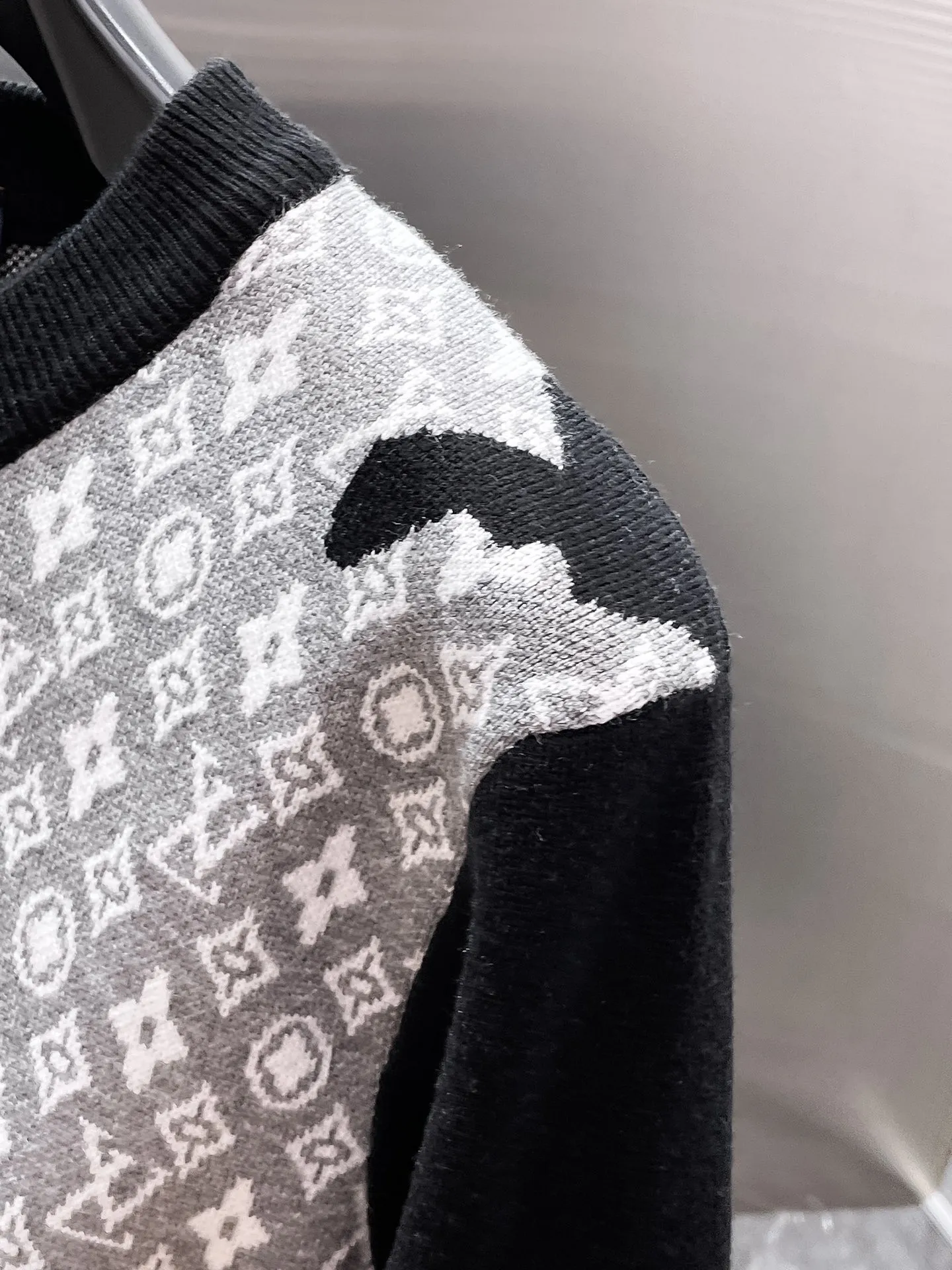 🅿️440 Louis Vuitton LV 2025ss new wool blended round neck long-sleeved sweater cardigan bottoming sweater, high-end version! The custom-made fabrics at the counter are highly breathable and comfortable, with impeccable details and brand element design concepts, reflecting high quality. It feels delicate and soft! It presents a casual cut and the upper body shape is great! 🐉Code size: M-3XL